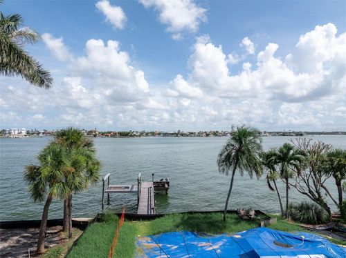 2 Paradise Ln, TREASURE ISLAND, FL, 33706-1129 | Card Image