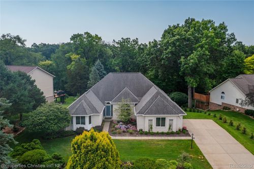 8945 Huron Bluffs Dr, White Lake, MI, 48386-4605 | Card Image