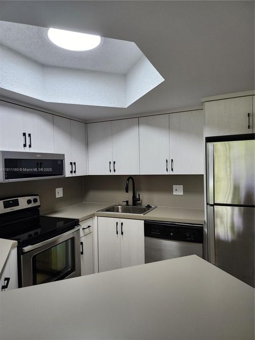 apt-403-8343 Lake Dr, Doral, FL, 33166-7730 | Card Image