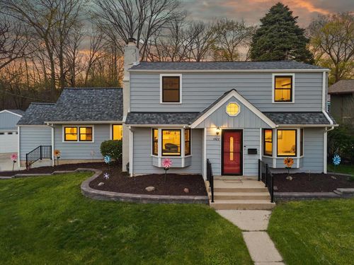 1423 St Charles Street, Wauwatosa, WI, 53213 | Card Image
