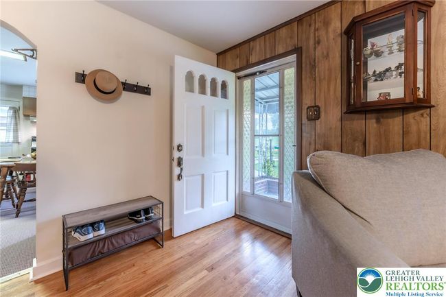 Entrance to Living Room | Image 14