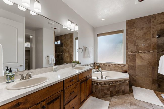 Primary Bathroom | Image 20