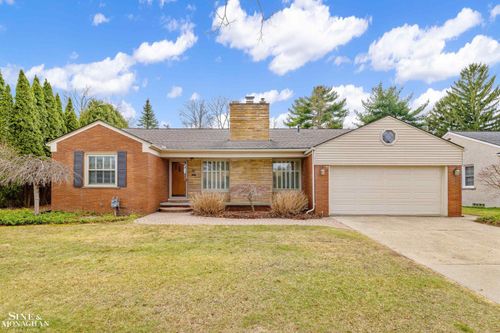 597 Hollywood Ave, Grosse Pointe Woods, MI, 48236-1318 | Card Image