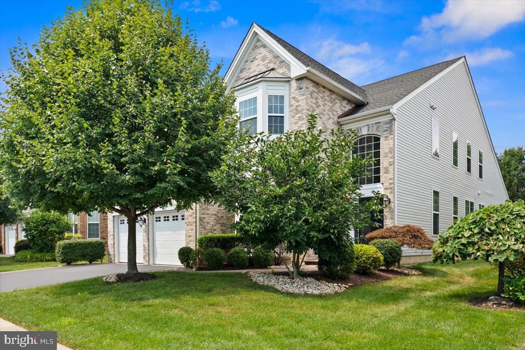 Andover Dr, Kendall Park, NJ 08824