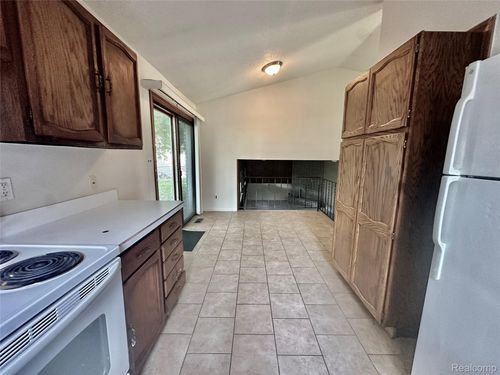 21669 Tulipwood St, Woodhaven, MI, 48183-1519 | Card Image