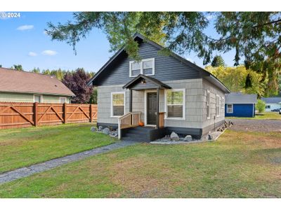 810 Se Front St, Home with 3 bedrooms, 1 bathrooms and 2 parking in Winlock WA | Image 1