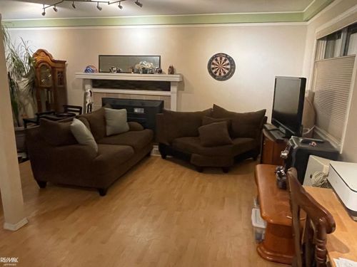 30607 Glenwood Cir, Warren, MI, 48088-3381 | Card Image