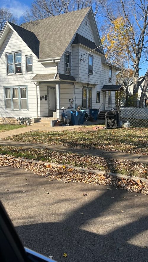 913 W 4th St, Dixon, IL, 61021-2860 | Card Image