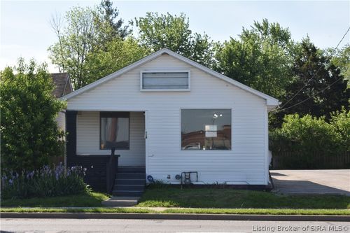 714 E 10th St, Jeffersonville, IN, 47130-3822 | Card Image