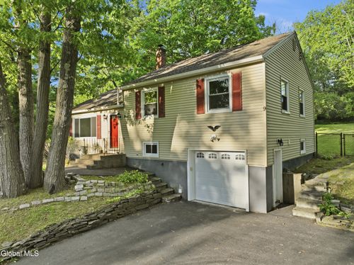 9 W Skyview Dr, Cohoes, NY, 12047-3839 | Card Image