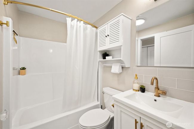 Full guest bathroom. | Image 26