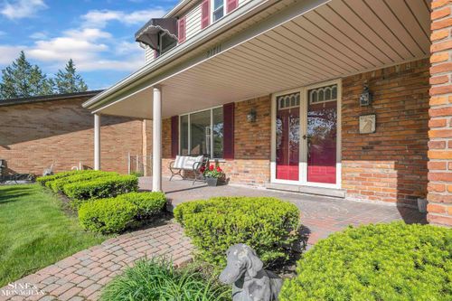 21711 Eastbrook Ct, Grosse Pointe Woods, MI, 48236-1067 | Card Image