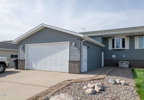 4537 30th Ave Nw, Mandan, ND, 58554-1377 | Card Image