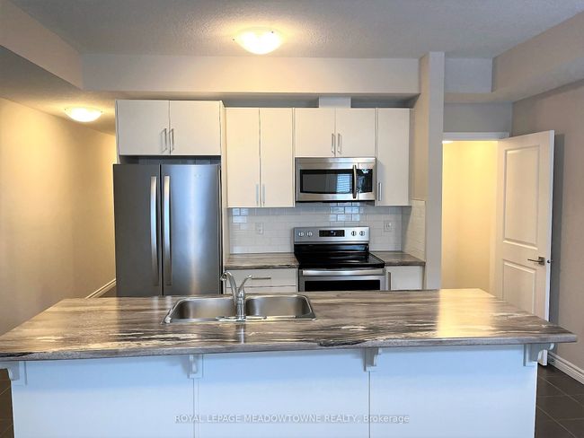 146 - 445 Ontario St S, Condo with 3 bedrooms, 3 bathrooms and 1 parking in Milton ON | Image 5