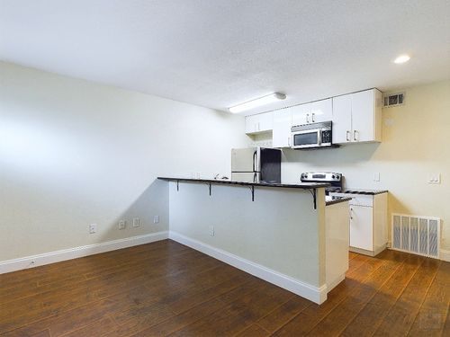 apt-21-2302 E Side Dr, Austin, TX, 78704-5203 | Card Image