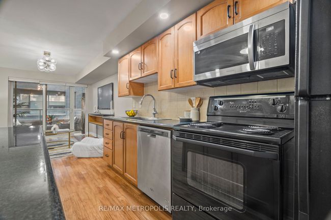 623 - 270 Wellington St W, Condo with 2 bedrooms, 1 bathrooms and null parking in Toronto ON | Image 12