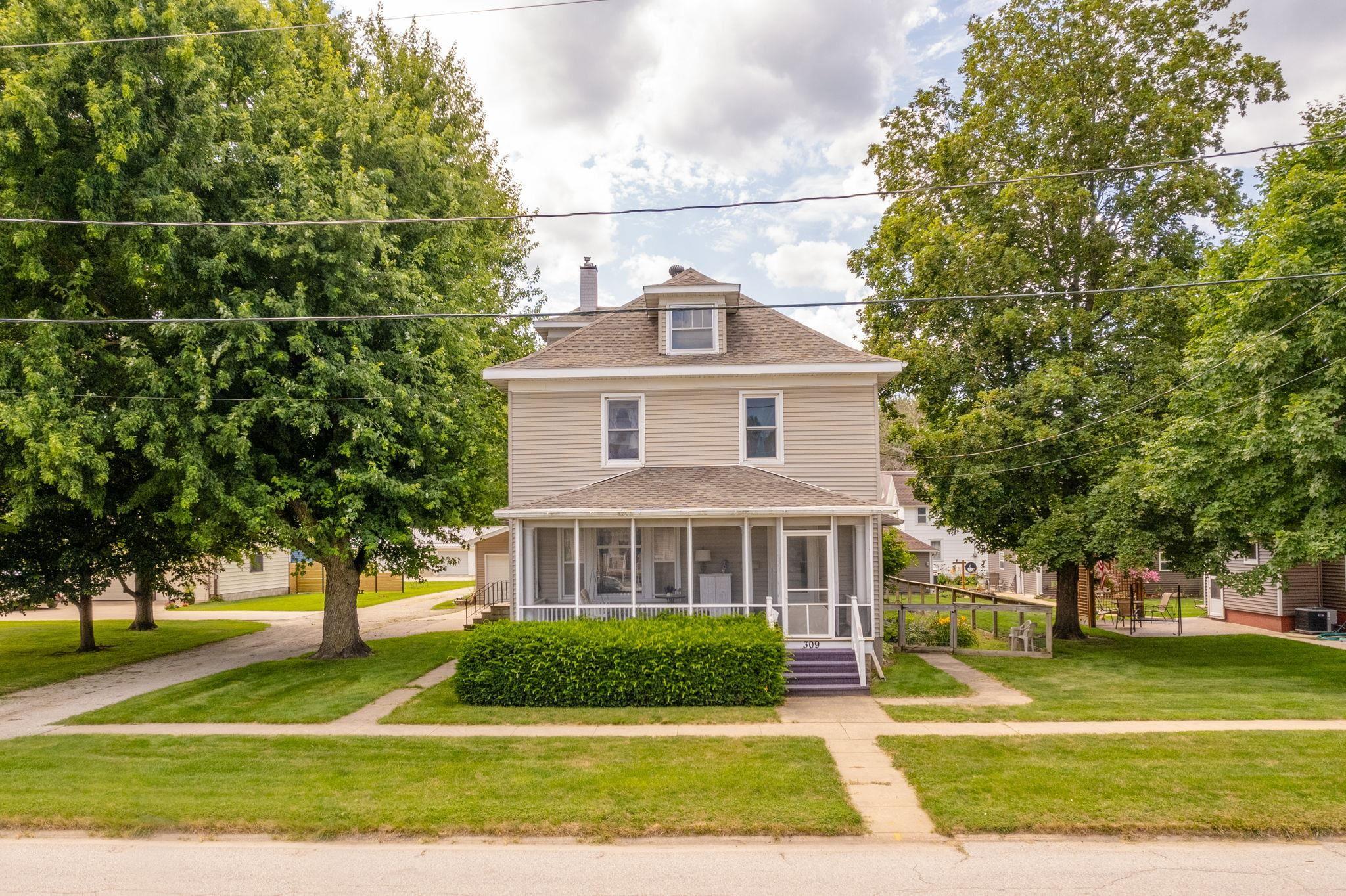 Division St, Sumner, IA 50674