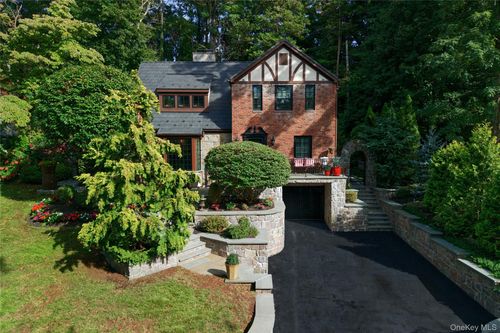 17 Sinclair Martin Dr, Roslyn, NY, 11576-1184 | Card Image