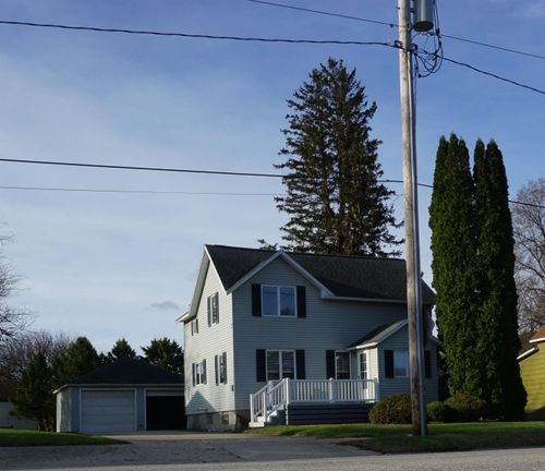 128 W 4th St, Wellsburg, IA, 50680-7719 | Card Image