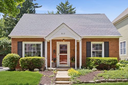 817 N Eagle St, Naperville, IL, 60563-3027 | Card Image