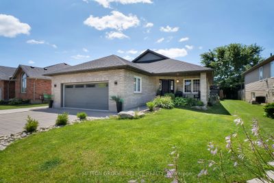 292 Thorne Dr, House other with 3 bedrooms, 3 bathrooms and 3 parking in Strathroy ON | Image 1