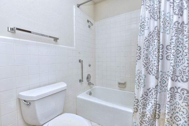 Full Hall Bath | Image 31