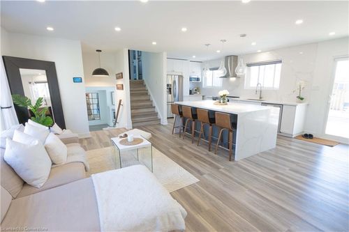 656 Meadow Lane, Burlington, ON, L7L4R8 | Card Image