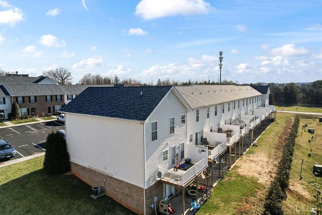 1036 Middle View Dr, Townhouse with 3 bedrooms, 3 bathrooms and null parking in Forest VA | Image 5