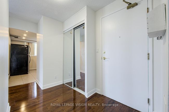 404 - 145 Hillcrest Ave, Condo with 3 bedrooms, 2 bathrooms and null parking in Mississauga ON | Image 4