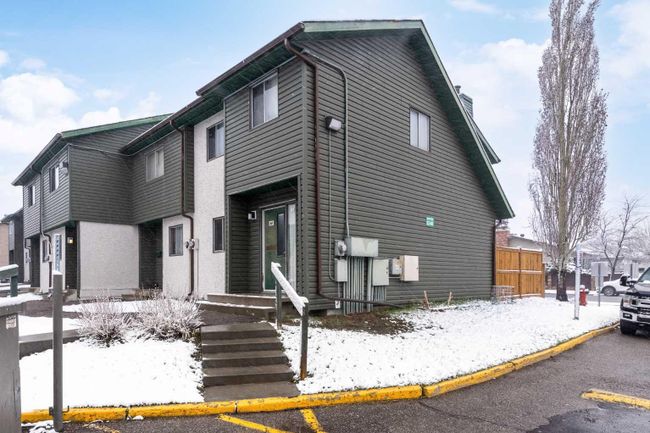 60 - 2511 38 Street Ne, Home with 3 bedrooms, 1 bathrooms and 1 parking in Calgary AB | Image 2