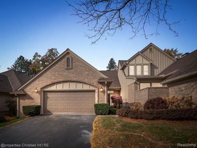 2459 Hickory Glen Drive, Condo with 3 bedrooms, 3 bathrooms and null parking in Bloomfield Hills MI | Image 1