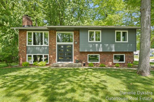 4063 Cambridge Dr, Hudsonville, MI, 49426-9326 | Card Image