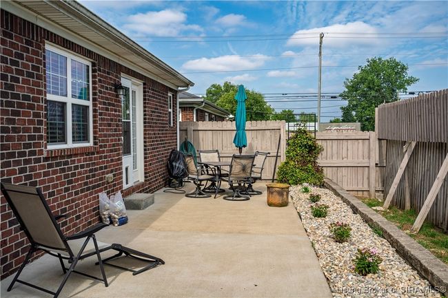 1721 Spring Gate Cir, Condo with 3 bedrooms, 2 bathrooms and null parking in Jeffersonville IN | Image 24