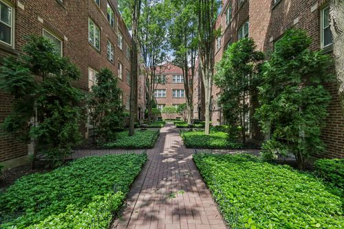 2e-219 N Oak Park Ave, Oak Park, IL, 60302-2151 | Card Image