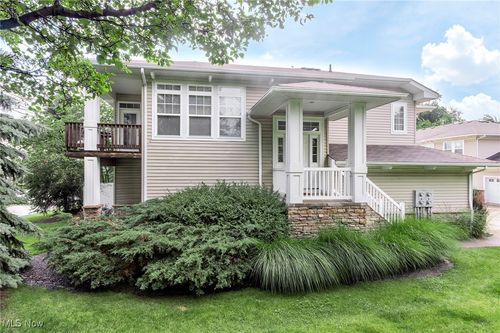 101 Stonegate Cir, Seven Hills, OH, 44131-2416 | Card Image