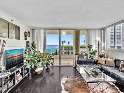 701 - 6422 Collins Ave, Condo with 2 bedrooms, 2 bathrooms and null parking in Miami Beach FL | Image 3