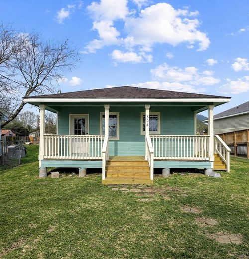 304 Moutray Ave, Wharton, TX, 77488-5633 | Card Image