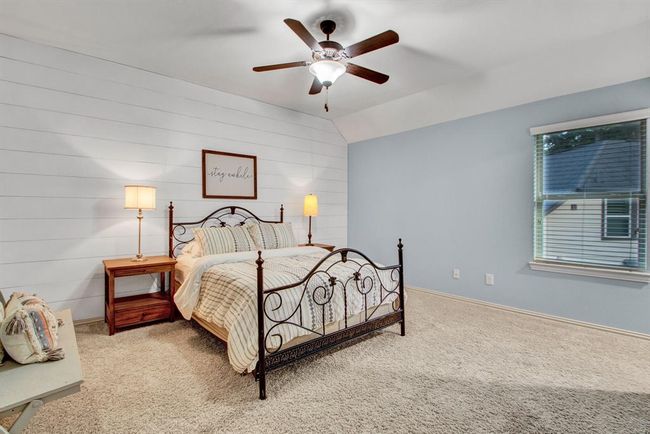 Private ensuite bath located off the 4th secondary bedroom. | Image 32