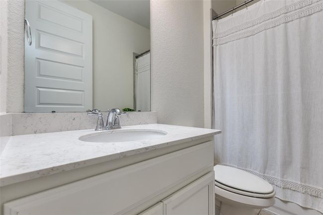 Hall bath between secondary bedrooms. | Image 22