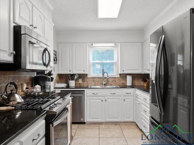 1009 Sequoyah Ln, House other with 3 bedrooms, 2 bathrooms and null parking in Longview TX | Image 9