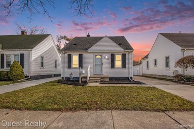 3245 Charles Street, Home with 2 bedrooms, 1 bathrooms and null parking in Trenton MI | Image 2