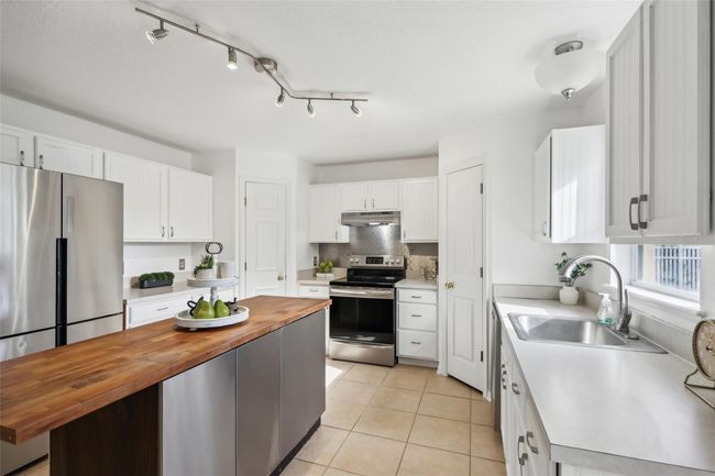 Stainless steel appliances & plenty of cabinet space | Image 10