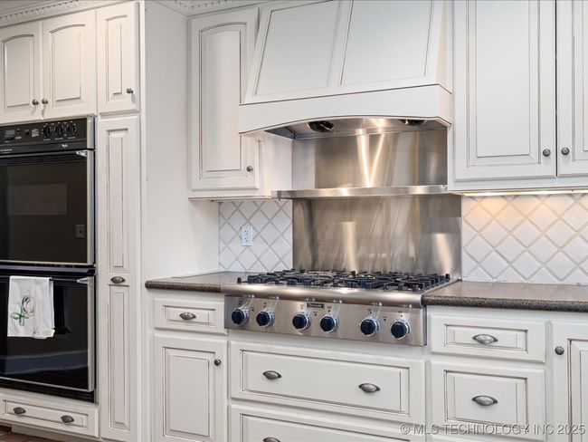 Gas Cooktop and double ovens in Kitchen | Image 15