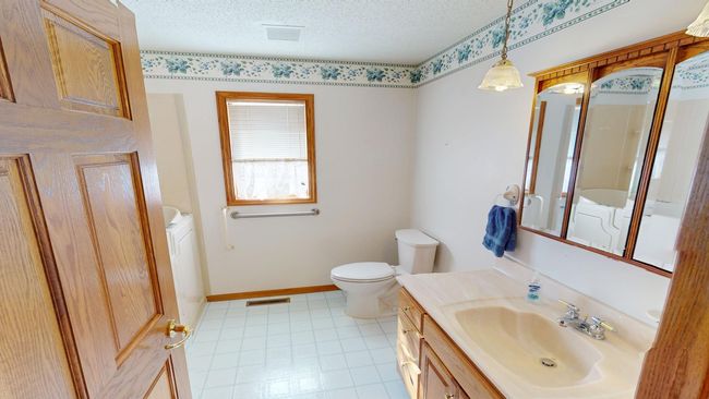 215 Girgen Dr Vermillion - Main Floor Bathroom.jpg | Image 17
