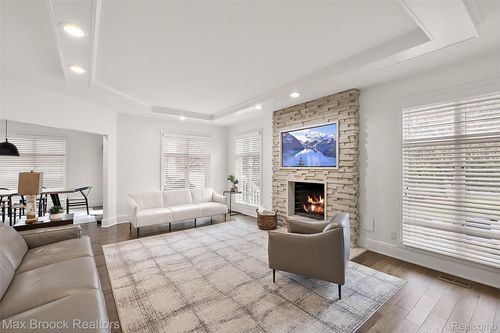 7515 Hiddenbrook Ln, Bloomfield Hills, MI, 48301-3503 | Card Image