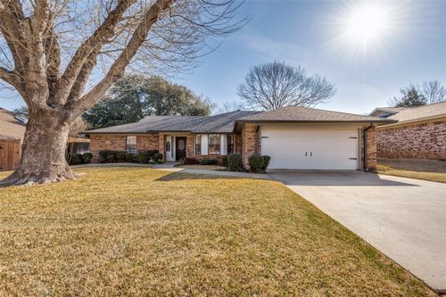 7312 Hialeah Cir W, North Richland Hills, TX, 76182-3230 | Card Image