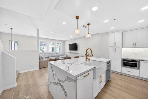 2827 W Edinger Ave, Santa Ana, CA, 92704-3925 | Card Image