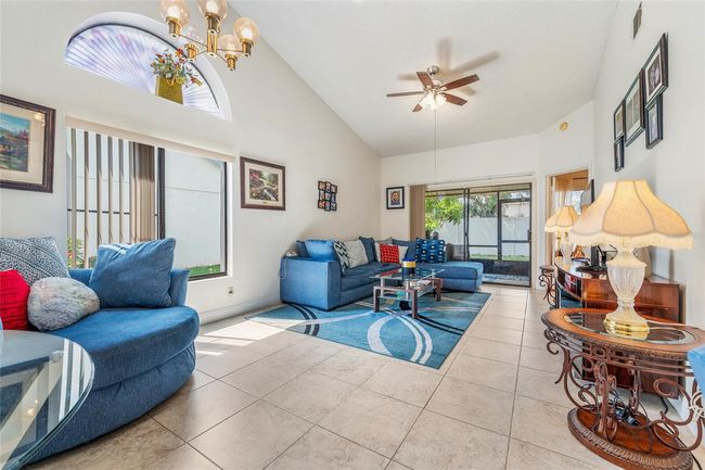 98 Lakepointe Cir, Townhouse with 3 bedrooms, 2 bathrooms and null parking in KISSIMMEE FL | Image 5