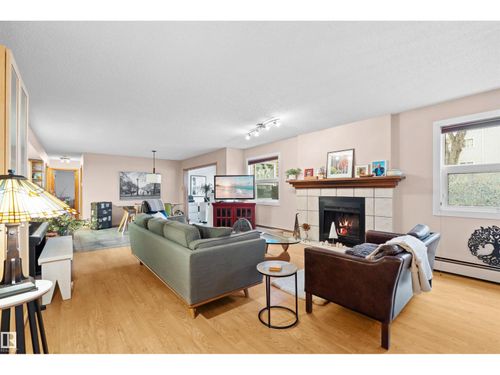 11-10172 118 St Nw, Edmonton, AB, T5K1Y4 | Card Image