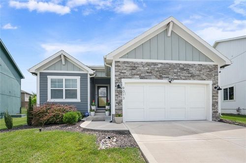 9013 9th St, Blue Springs, MO, 64064-8024 | Card Image